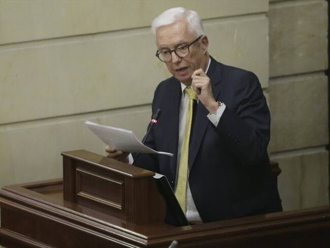 Jorge Enrique Robledo expresó que el presidente Duque le facilitó a su partido sabotear la consulta anticorrupción y que la respalda solo por ganar adeptos con los colombianos.. Foto: Redacción W Radio