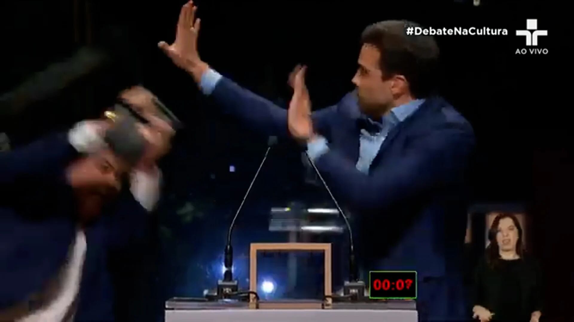 Momento en el que José Luiz Datena agredió a su rival, Pablo Marçal. Foto: Captura de video