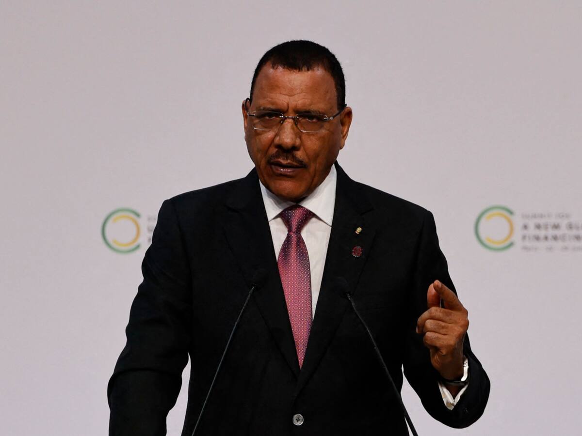 La televisión de Níger informa de que el presidente y su familia “están seguros”