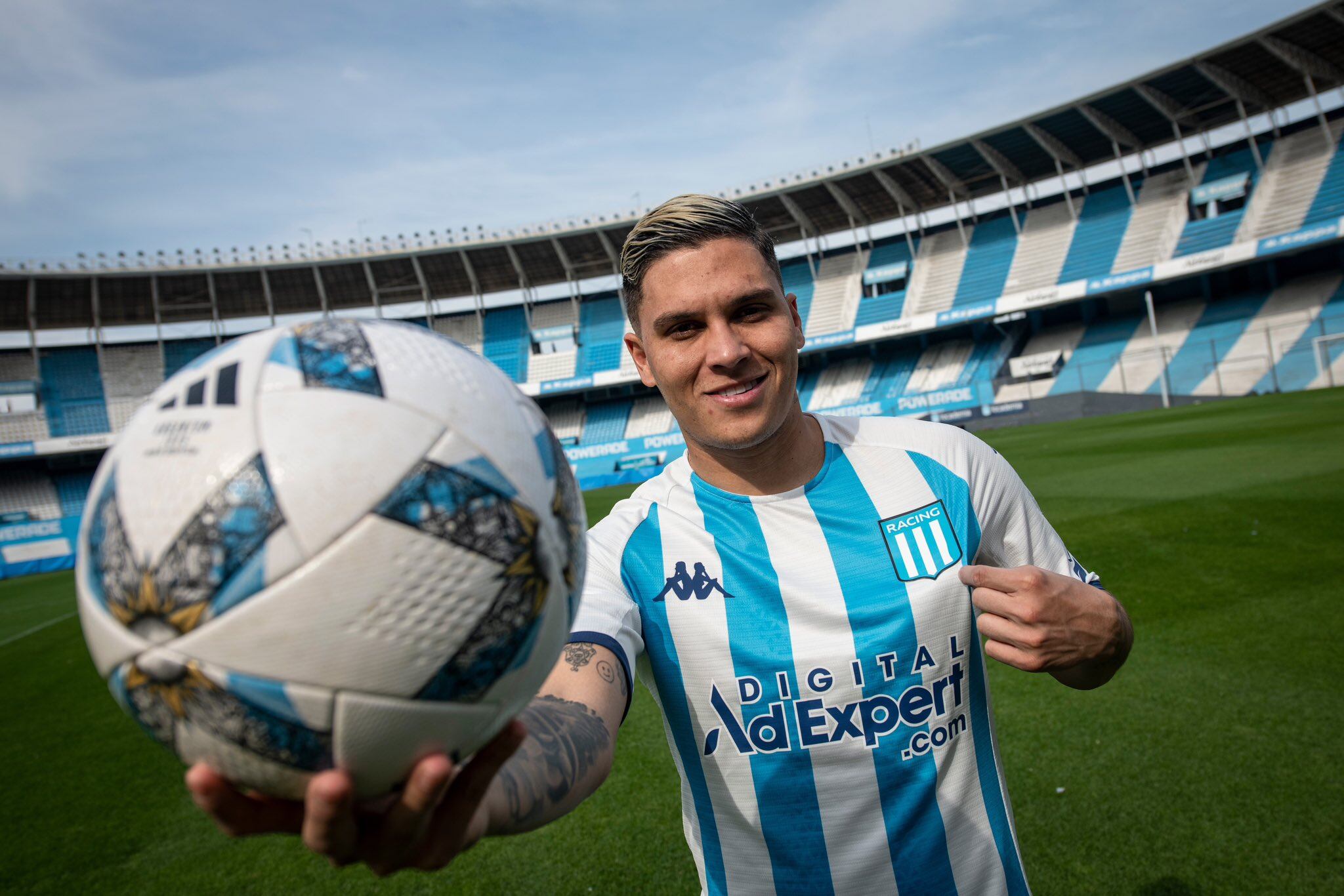 Juan Fernando Quintero fue presentado en el Racing de Avellaneda. Foto: Twitter @RacingClub