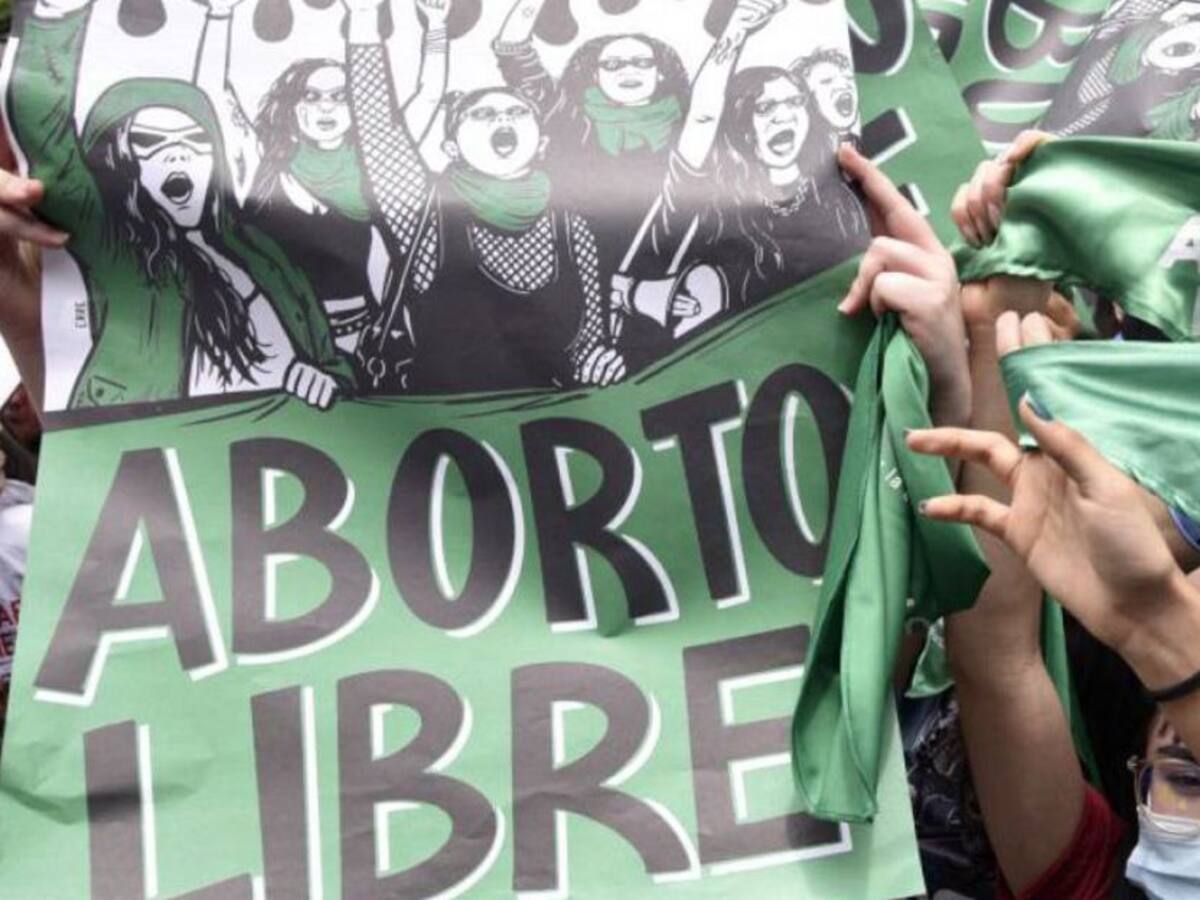 Mujeres a favor del aborto intentaron quemar la puerta de la Catedral Primada