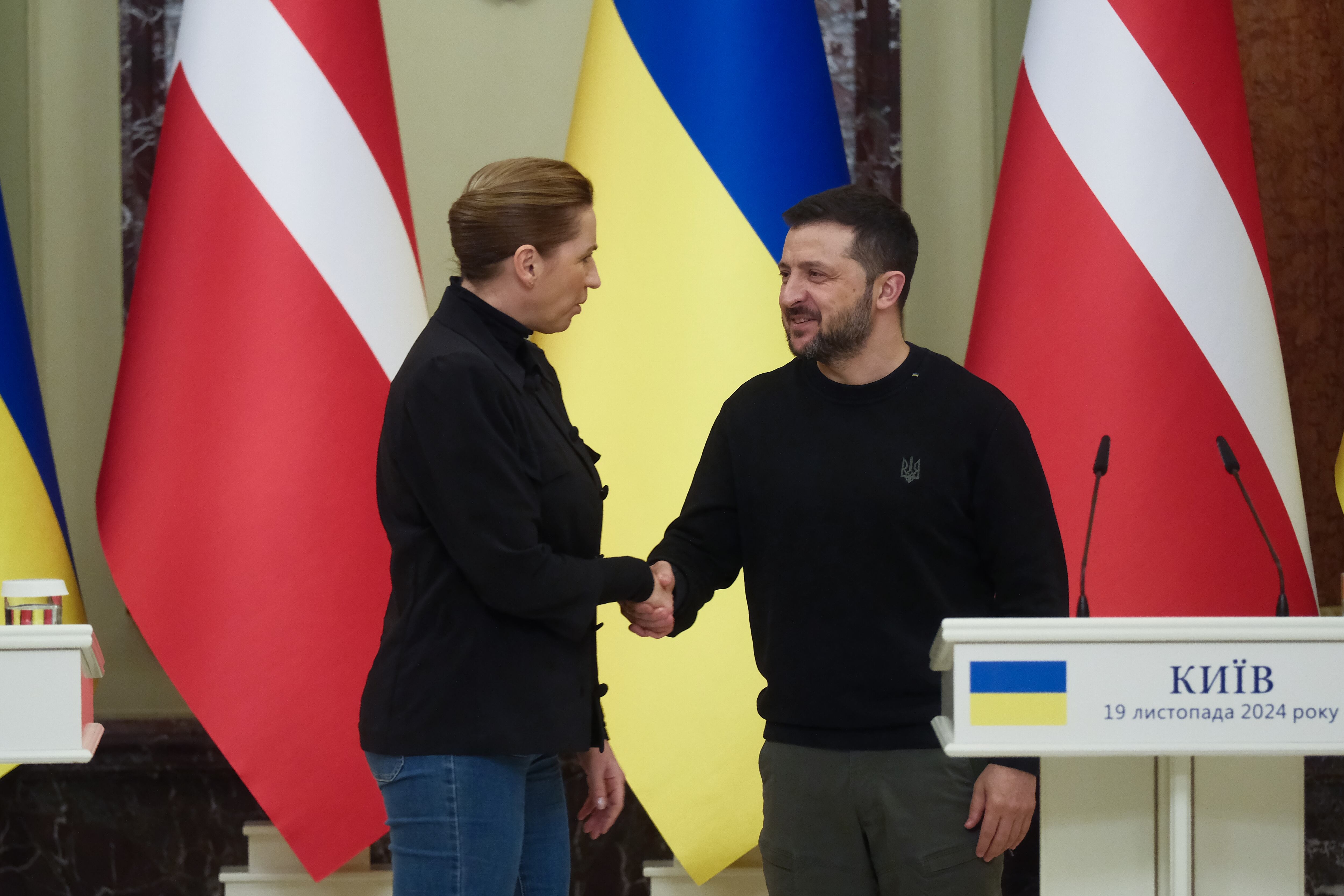 Primera ministra de Dinamarca, Mette Frederiksen, y el presidnete de Ucrania, Volodímir Zelenski. FOTO: Vitalii Nosach/Global Images Ukraine via Getty Images