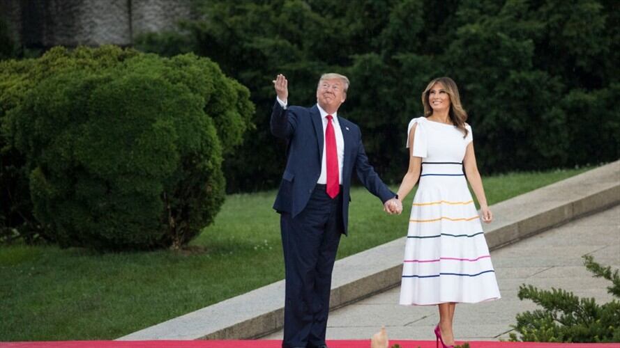 La primera dama eligió un vestido blanco que por cuenta del clima dejó al descubierto sus senos.. Foto: Getty Images