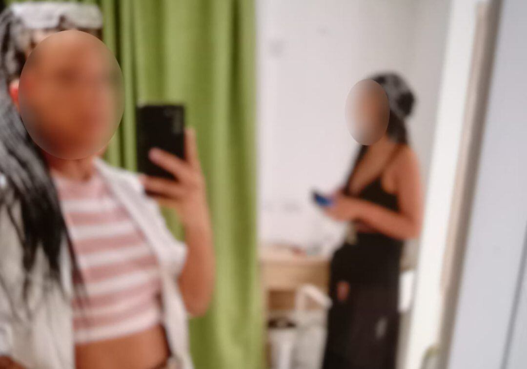 Las dos mujeres huyeron del hotel tras robarle al turista. Crédito: Cortesía Policía.