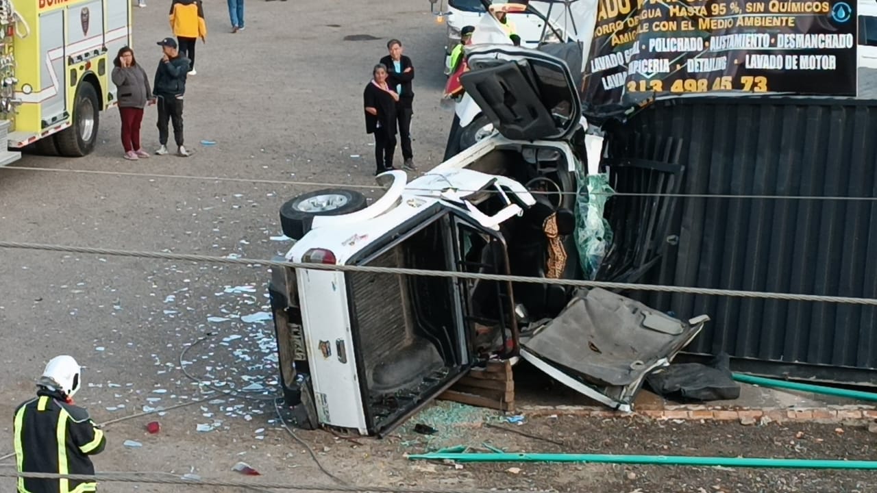 La camioneta se estrelló contra un container que funcionaba como oficina y estaba ubicado en un parqueadero de Tunja/ Foto. W Radio