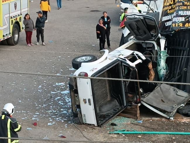 La camioneta se estrelló contra un container que funcionaba como oficina y estaba ubicado en un parqueadero de Tunja/ Foto. W Radio