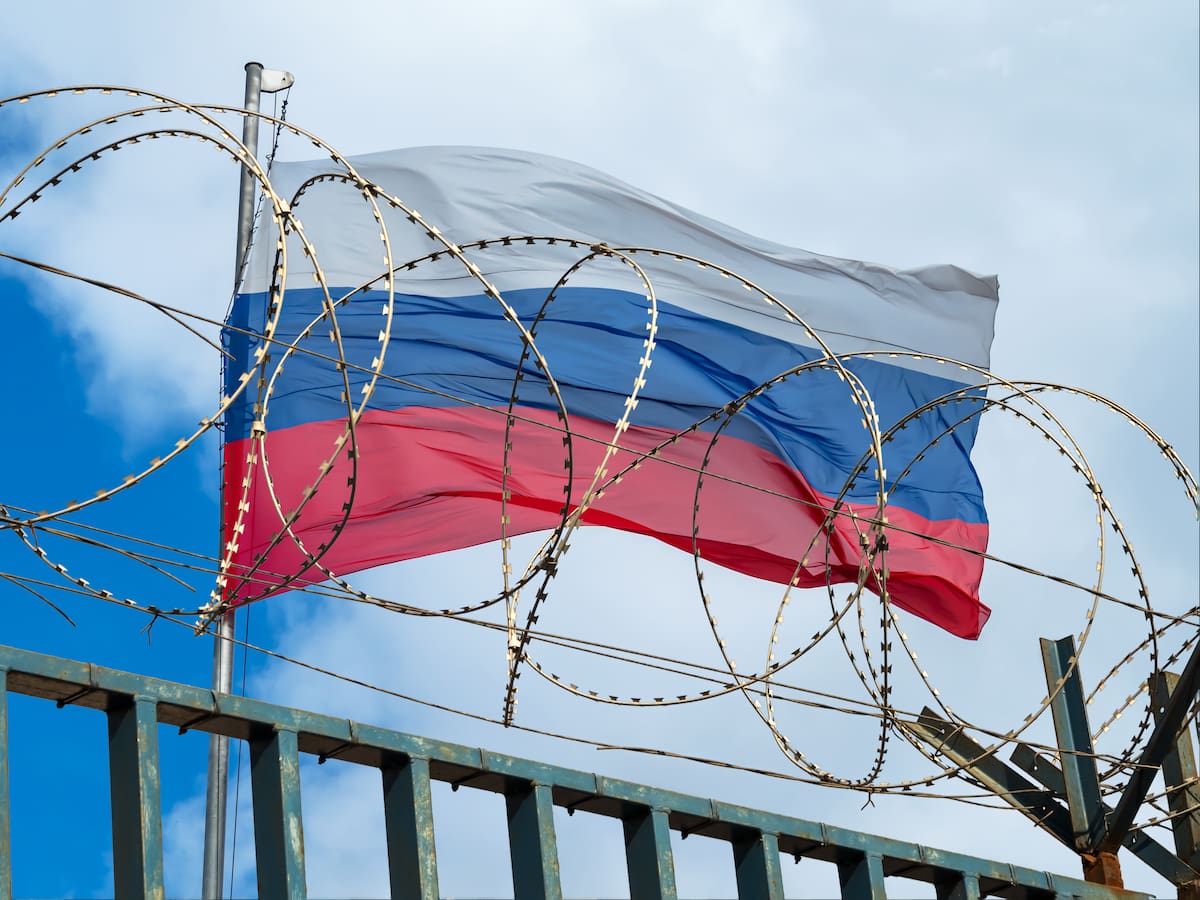 Condenan a musulmán en Rusia a 7 años de cárcel por pisotear una cruz