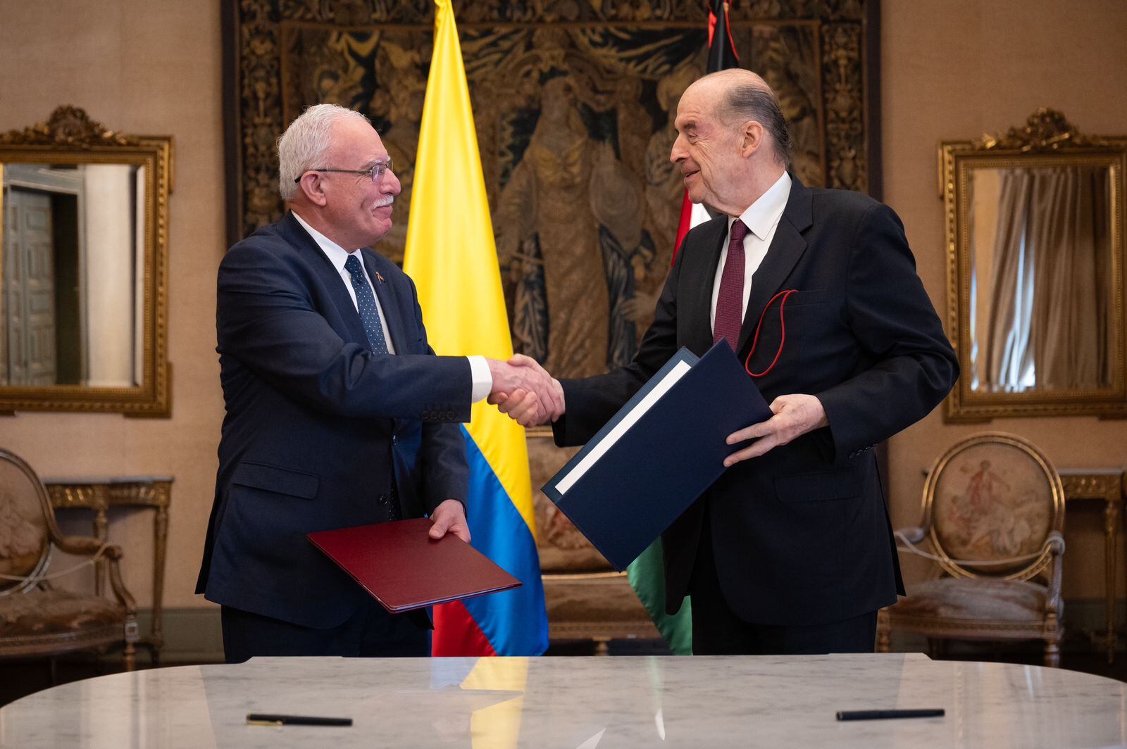 Riad Malki y Álvaro Leyva, ministros de Relaciones Exteriores de Palestina y Colombia | Foto: Cancillería