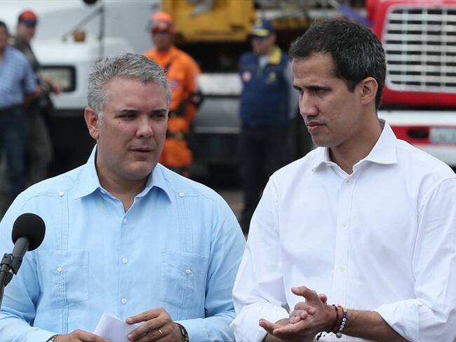 La comunidad internacional intentó hoy ingresar la ayuda humanitaria desde Colombia pero trajo varios enfrentamientos violentos con la fuerza pública . Foto: Agencia EFE