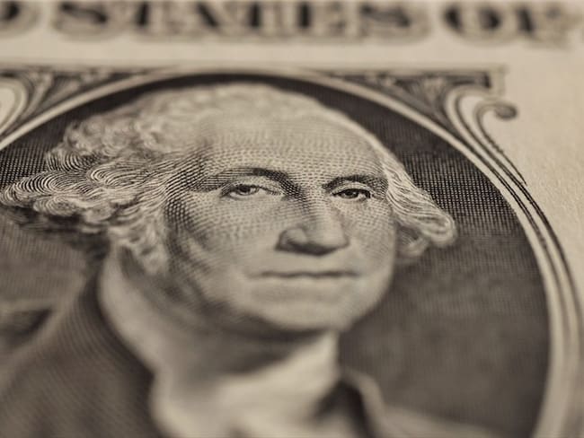 Billete de un dólar. Foto: Getty Images / OsakaWayne Studios