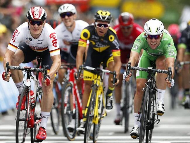 El ciclista británico Mark Cavendish (d) del Dimension Data se impone en el esprint seguido del alemán Andre Greipel (i) del Lotto Soudal en la tercera etapa de la 103 edición del Tour de Francia. Foto: Agencia EFE