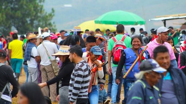 Indígenas se mantendrán a un lado de la vía esperando a Duque en Cauca. Foto: Colprensa