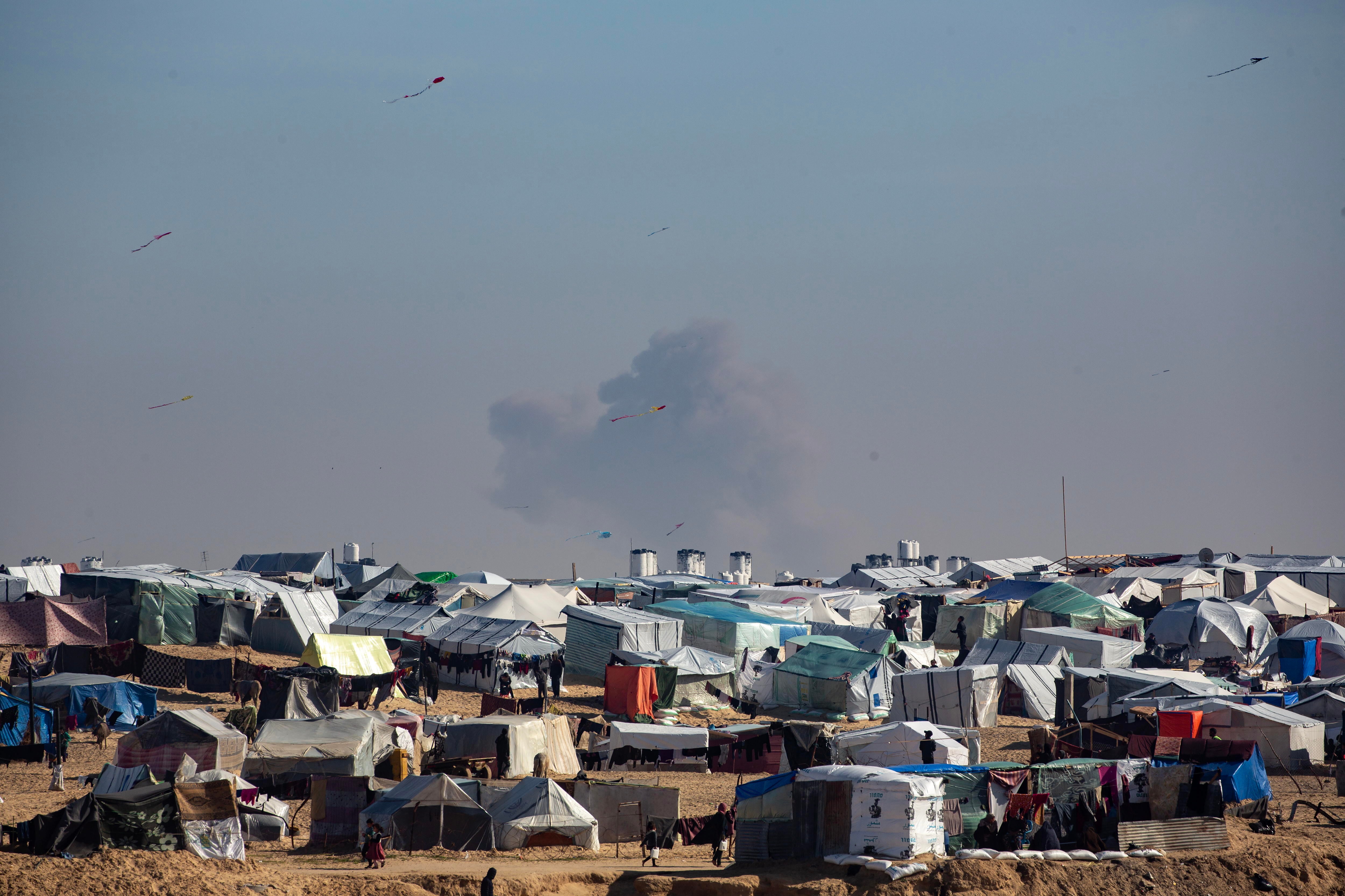 Campamento de palestinos desplazados por la guerra donde trabaja la UNRWA. (Egipto) EFE/EPA/HAITHAM IMAD