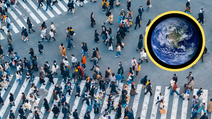 Personas caminando por una calle concurrida en Tokio, Japón. En el círculo, imagen del planeta Tierra (Fotos vía GettyImages)