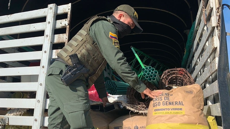 Decomisan ACPM y cemento que serían usados en actividades ilícitas en el sur de Bolívar. Foto: Cortesía Policía de Bolívar