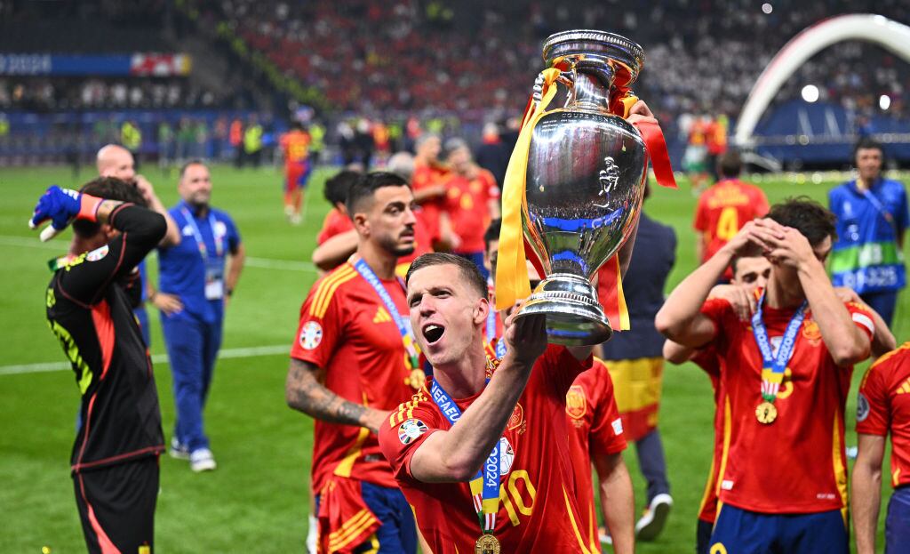 Jugadores de España con el trofeo de la Eurocopa 2024. Foto: Tom Weller/picture alliance via Getty Images
