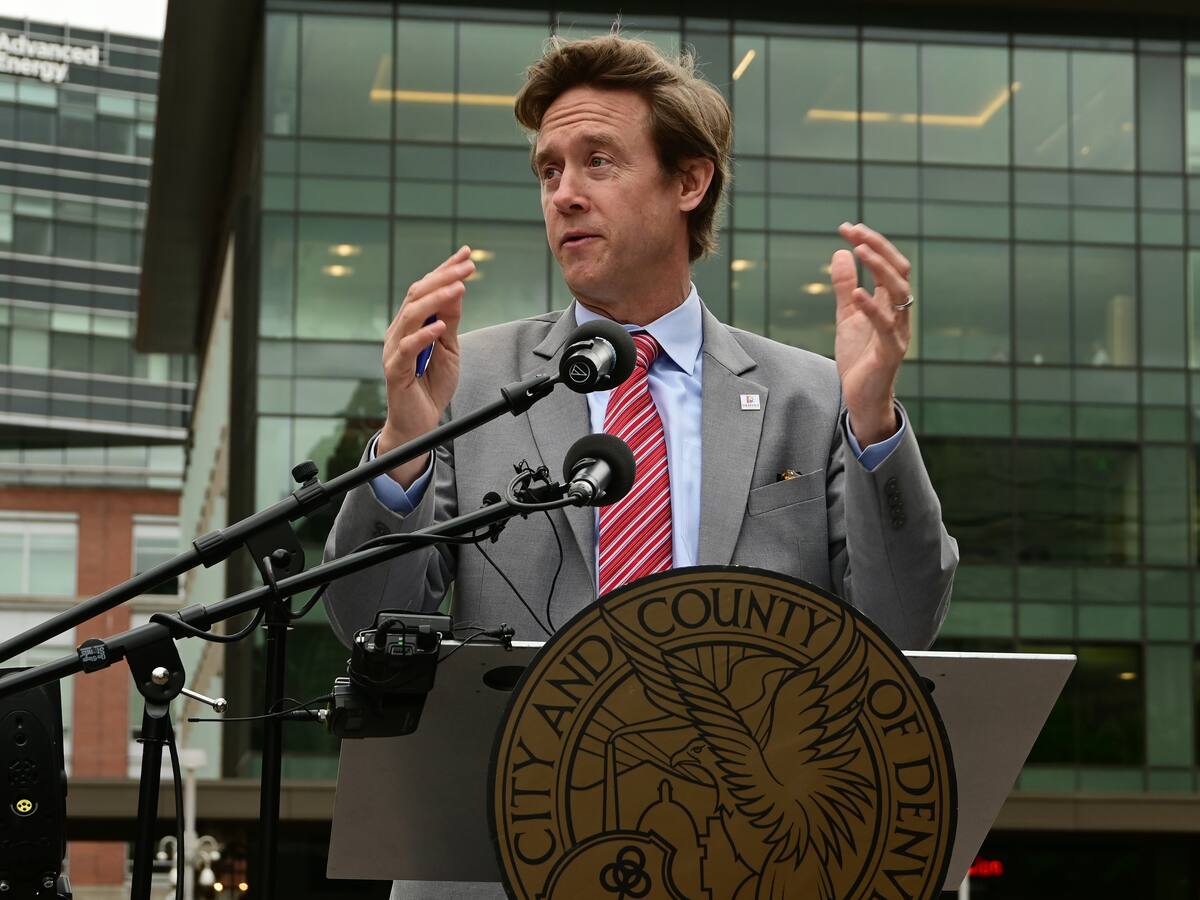 Alcalde de Denver se opondrá a deportaciones masivas de Trump aunque lo lleven a ‘cárcel’