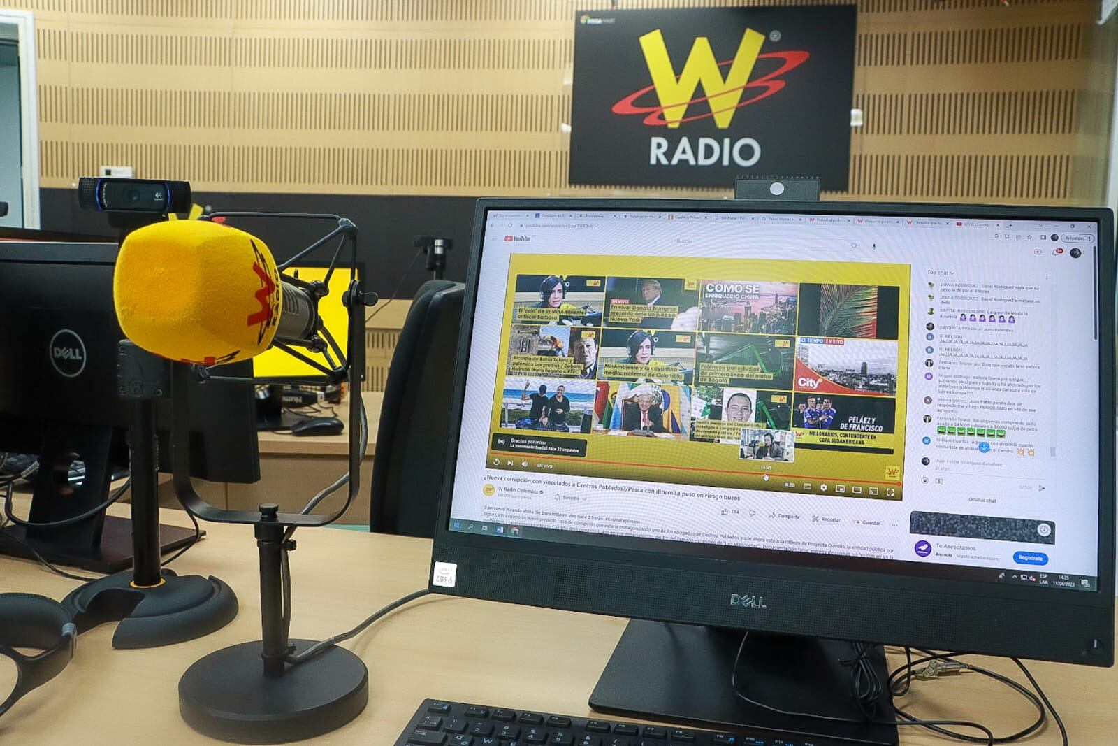 Cabina de W Radio Colombia.