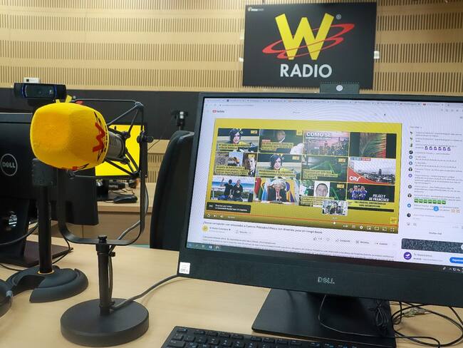 Cabina de W Radio Colombia.