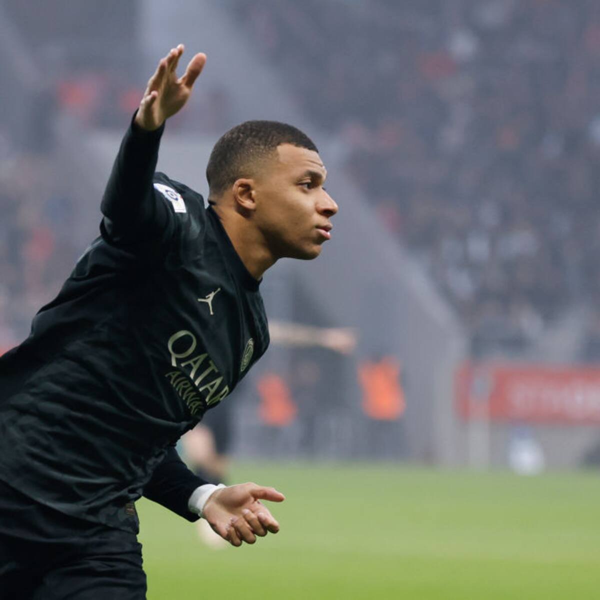 Mbappé hace líder al PSG de la Ligue 1 con un triplete en Reims