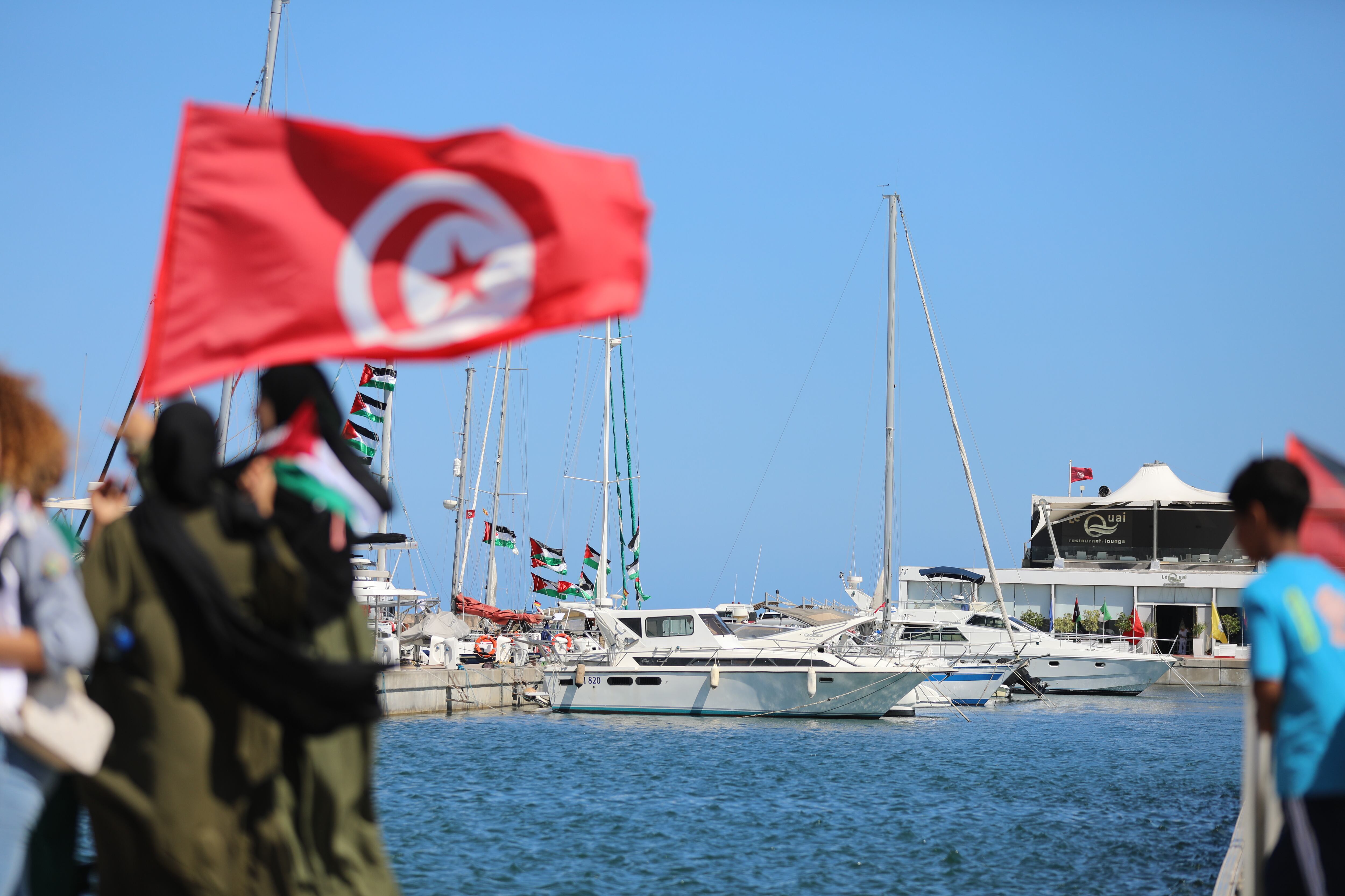 Los tunecinos se reúnen en el puerto de Bizerte para mostrar su apoyo a la Flotilla Sumud en el norte de Túnez el 12 de septiembre de 2025. (Foto de Mohamed Mdalla/Anadolu a través de Getty Images)