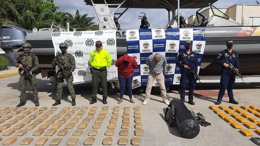 En el procedimiento fueron capturadas dos personas identificadas como Eladio Hernández Pérez y Yuleidis Muegues Rosado. Foto: Cortesía Armada Nacional