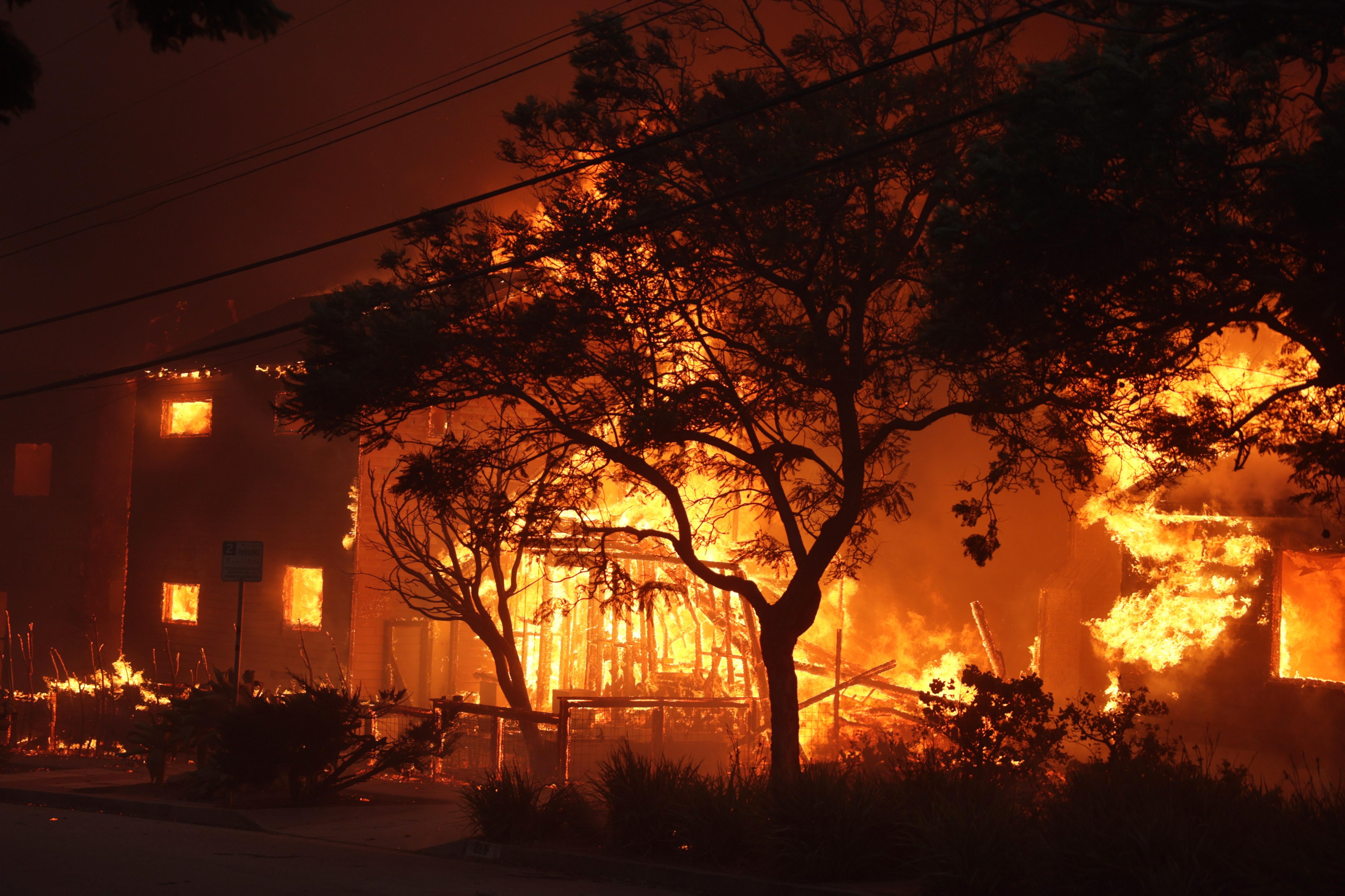 Los Angeles (Estados Unidos), 08/01/2025.- Múltiples casas arden por el incendio forestal de Palisades en Pacific Palisades, California.