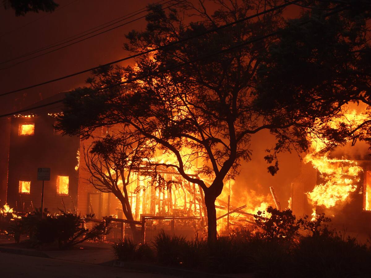 Los Ángeles declaró estado de emergencia por incendios sin control con treinta mil evacuaciones