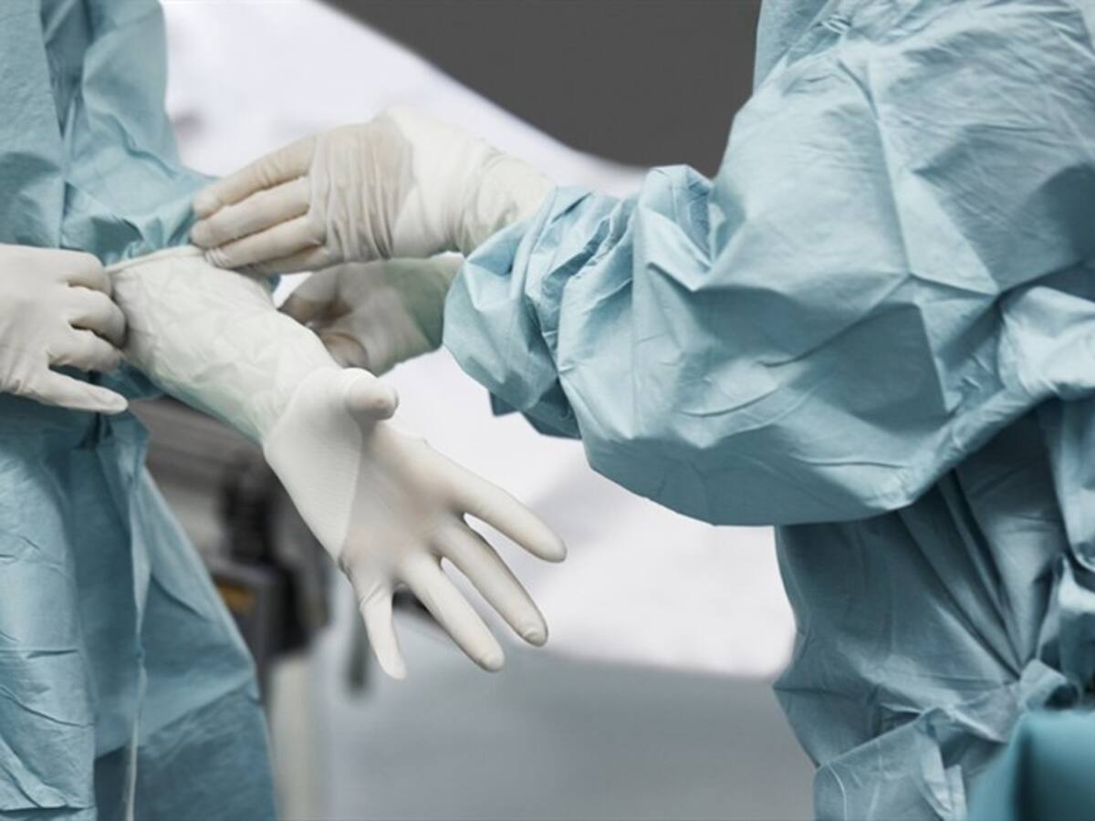 Diseñadores pasaron de coser para series y películas a crear trajes médicos por COVID-19