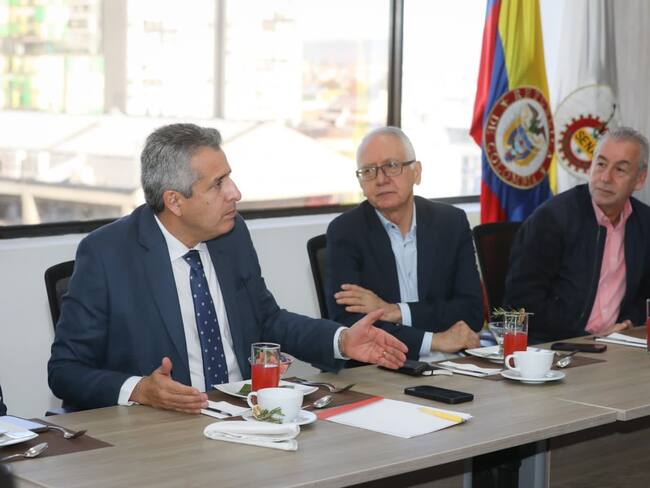 Luis Fernando Velasco (MinInterior), Guillermo Jaramillo (MinSalud) y Jorge Eduardo Londoño (director SENA) | Foto: Ministerio del Interior