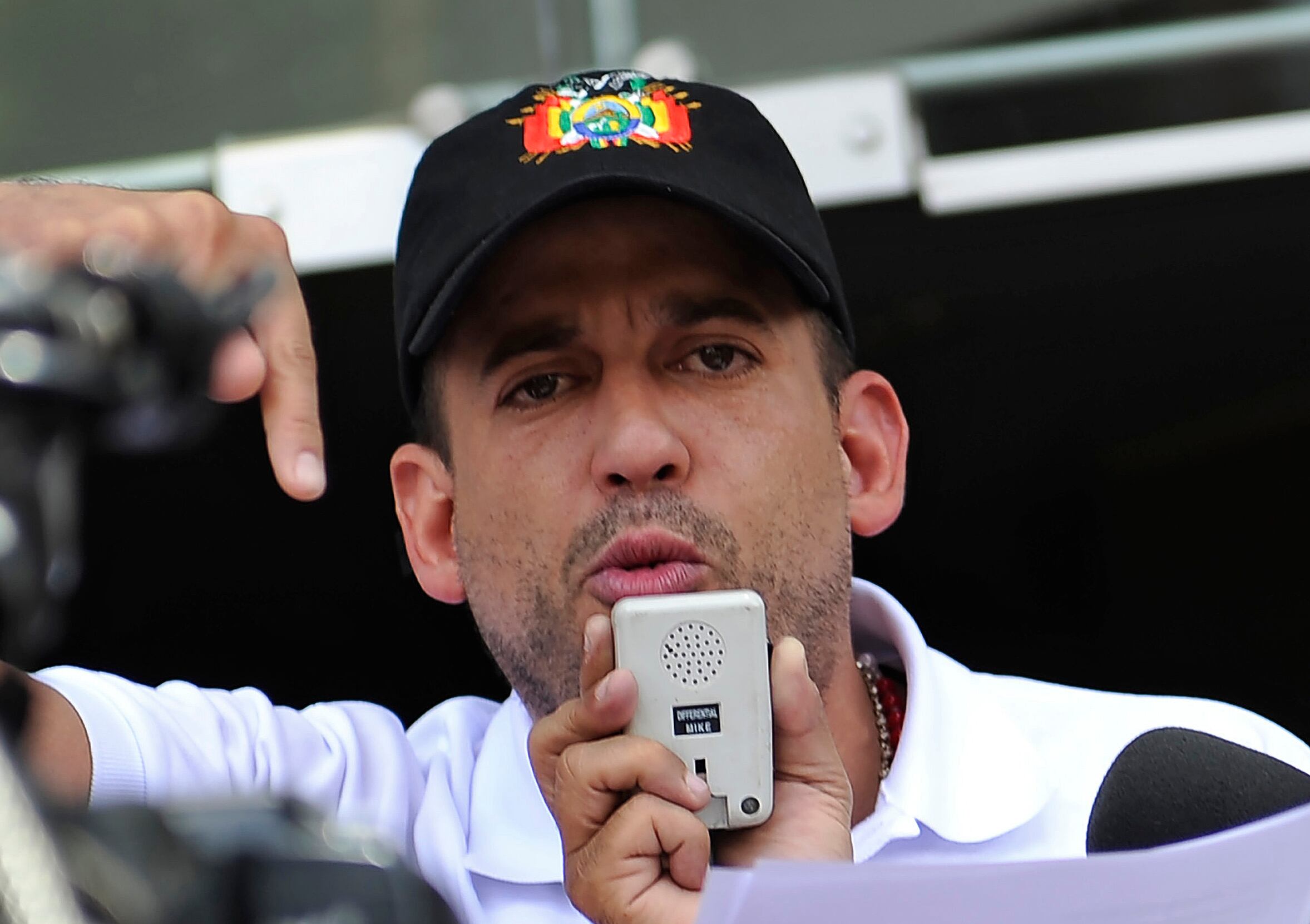 Luis Fernando Camacho, líder de la oposición boliviana, da un discurso frente a su hotel en La Paz el 10 de noviembre de 2019. Foto de JORGE BERNAL/AFP vía Getty Images.