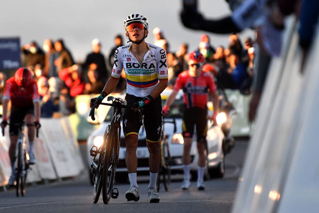 Sergio Higuita luego de la caída en la Vuelta Algarve / Getty Images