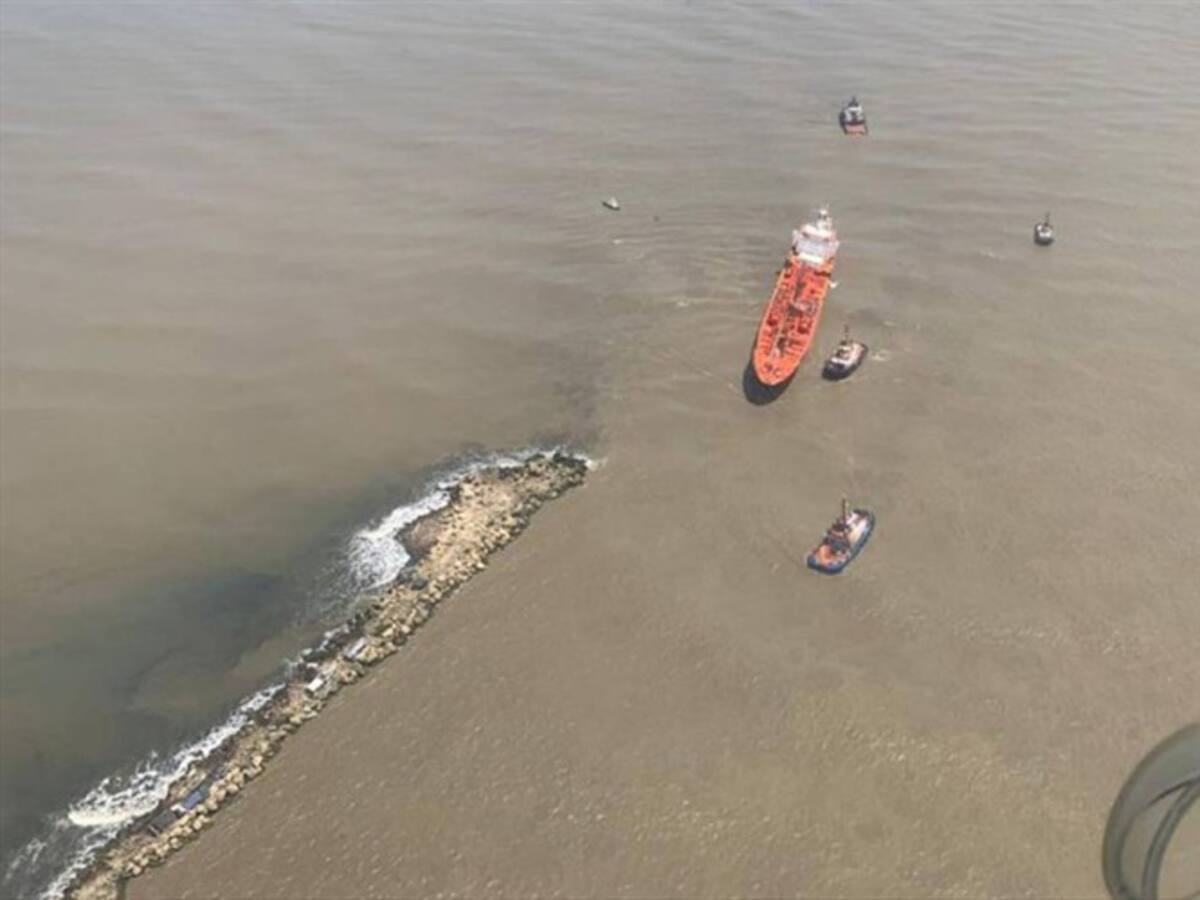 Desencallan buque en Bocas de Ceniza