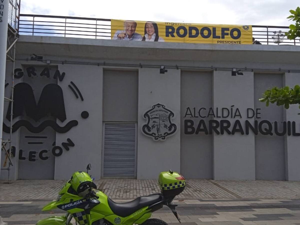 Polémica por valla de campaña de Rodolfo Hernández en bien público de Barranquilla