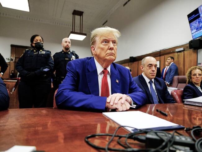 New York (United States), 30/04/2024.- Former US President Donald Trump (C) awaits the start of proceedings in his criminal trial at the New York State Supreme Court in New York, New York, USA, 30 April 2024. Trump is facing 34 felony counts of falsifying business records related to payments made to adult film star Stormy Daniels during his 2016 presidential campaign. (tormenta, Nueva York) EFE/EPA/CURTIS MEANS / POOL