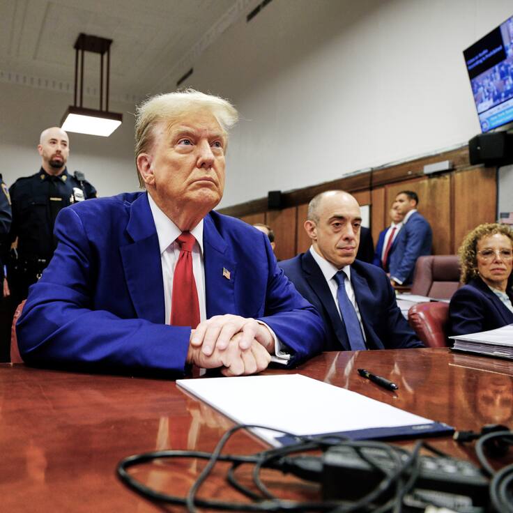 New York (United States), 30/04/2024.- Former US President Donald Trump (C) awaits the start of proceedings in his criminal trial at the New York State Supreme Court in New York, New York, USA, 30 April 2024. Trump is facing 34 felony counts of falsifying business records related to payments made to adult film star Stormy Daniels during his 2016 presidential campaign. (tormenta, Nueva York) EFE/EPA/CURTIS MEANS / POOL
