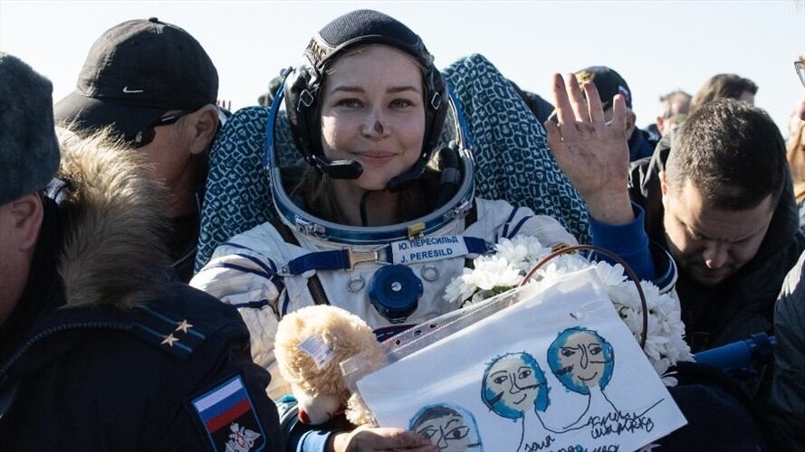 Julia Peresild regresa a la Tierra con Klim Shipenko tras grabar escenas de una película en el espacio. Foto: Getty Images/Sergei Savostyanov
