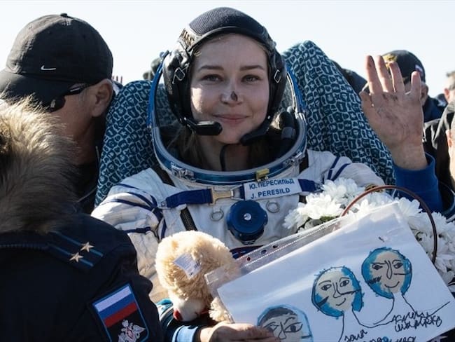 Julia Peresild regresa a la Tierra con Klim Shipenko tras grabar escenas de una película en el espacio. Foto: Getty Images/Sergei Savostyanov
