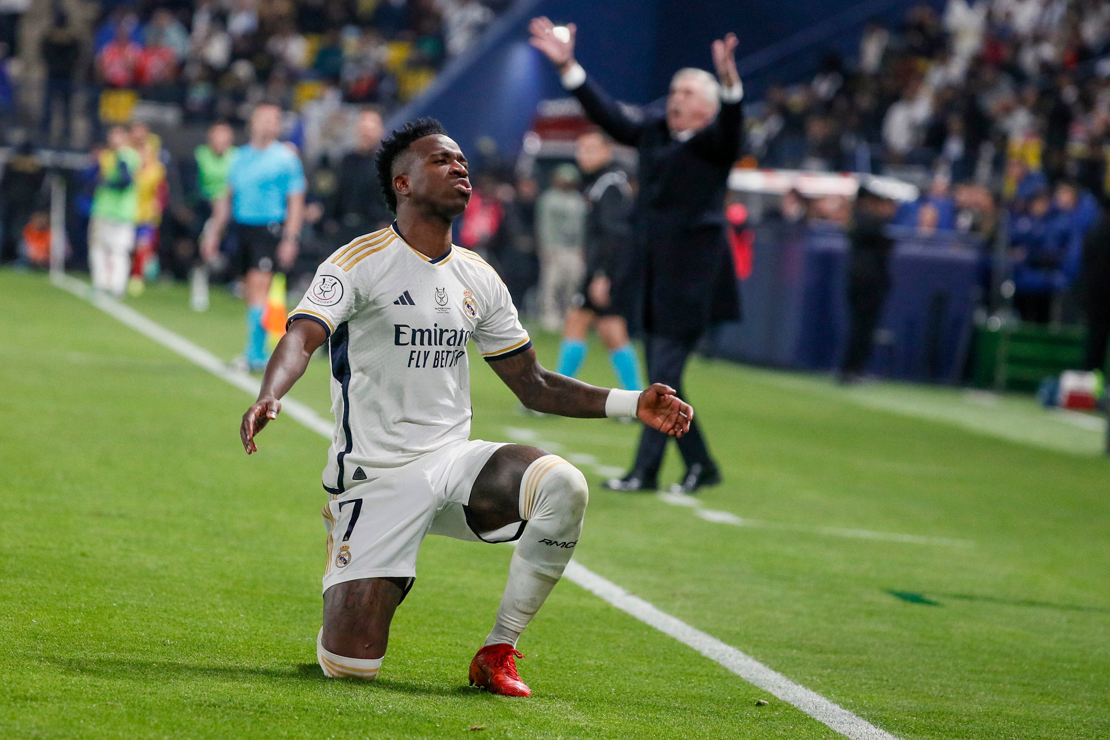 RIAD (ARABIA SAUDÍ), 10/01/2024.- El delantero brasileño del Real Madrid, Vinicius Junior, durante el encuentro de semifinales de la Supercopa de España entre Real Madrid y Atlético de Madrid, este miércoles en el estadio Al Awwal Park en Riad, Arabia Saudí. EFE / Juan Carlos Cárdenas.