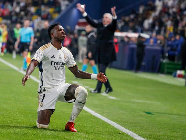 RIAD (ARABIA SAUDÍ), 10/01/2024.- El delantero brasileño del Real Madrid, Vinicius Junior, durante el encuentro de semifinales de la Supercopa de España entre Real Madrid y Atlético de Madrid, este miércoles en el estadio Al Awwal Park en Riad, Arabia Saudí. EFE / Juan Carlos Cárdenas.