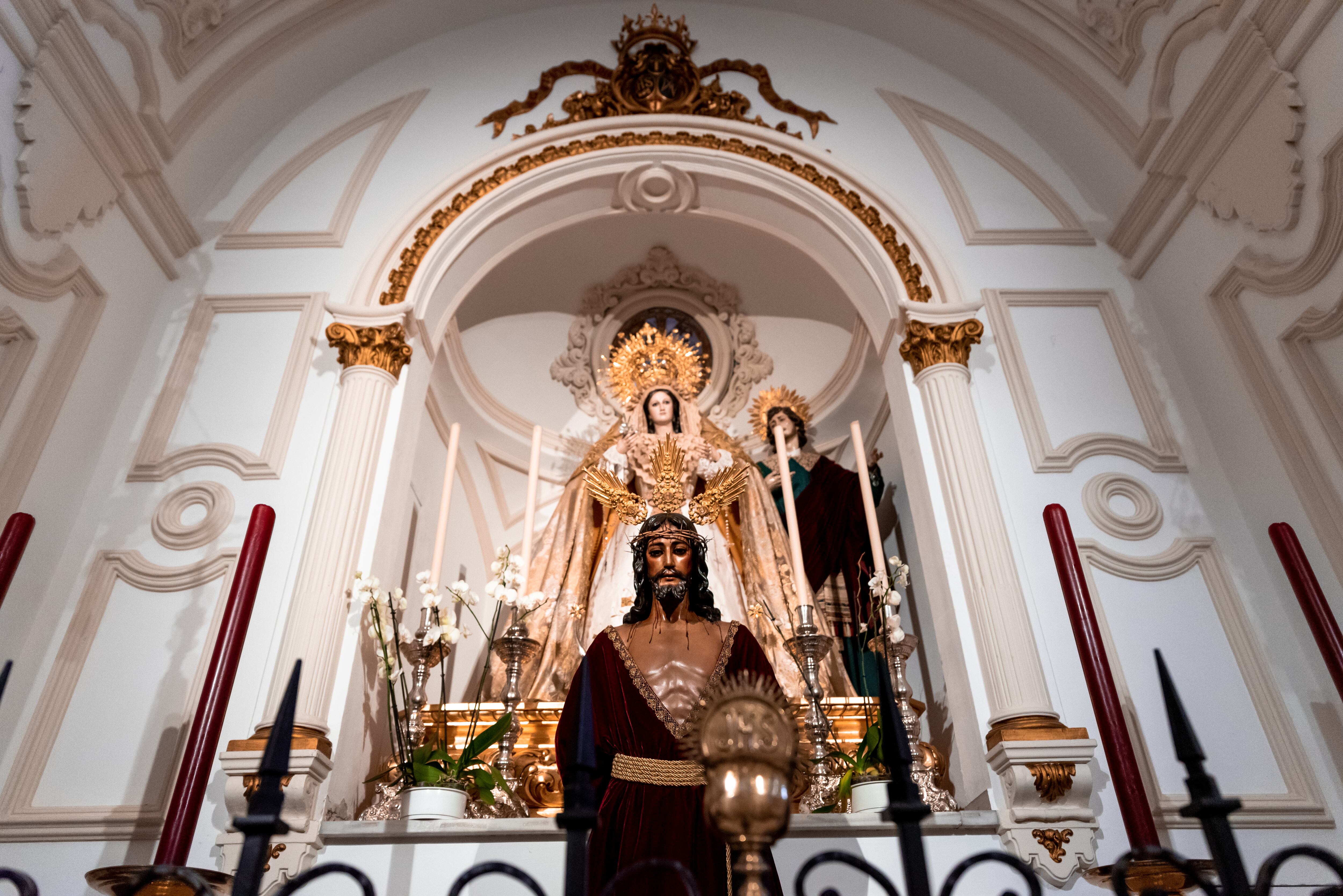 Figuras de Jesús y de la Virgen María dentro de una iglesia para conmemorar la Semana Santa (Foto vía GettyImages)