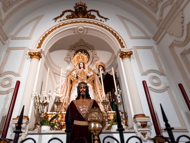 Figuras de Jesús y de la Virgen María dentro de una iglesia para conmemorar la Semana Santa (Foto vía GettyImages)
