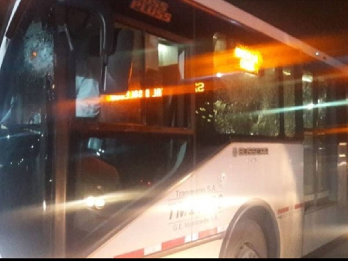 14 buses de Transmetro fueron atacados en medio de protestas por falta de fluido eléctrico