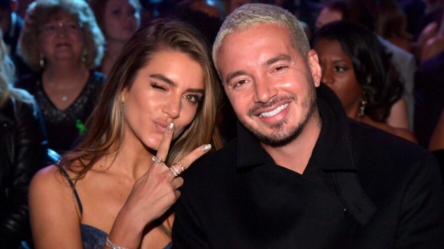 J Balvin y su novia, Valentina Ferrer, en la ceremonia número 61 de los Premios Grammy. Foto: Getty Images/Lester Cohen