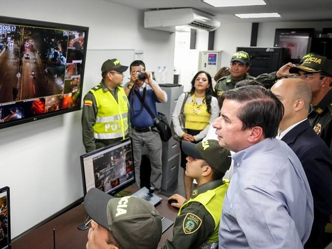 El ministro del Interior, Juan Fernando Cristo entregando cámaras en Santander y Boyacá. Foto: Colprensa