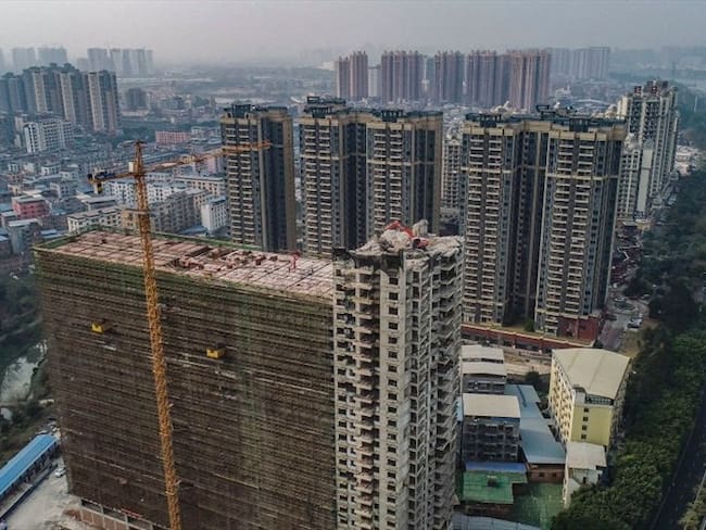 Impresionante demolición en simultáneo de 15 rascacielos en China. Foto: (Photo credit should read Costfoto/Barcroft Media via Getty Images)
