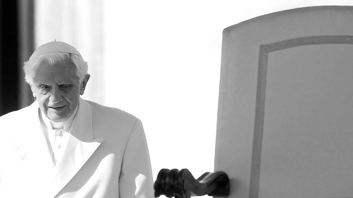 Benedicto XVI: primeras fotos tras su muerte lo muestran con manto pontificio