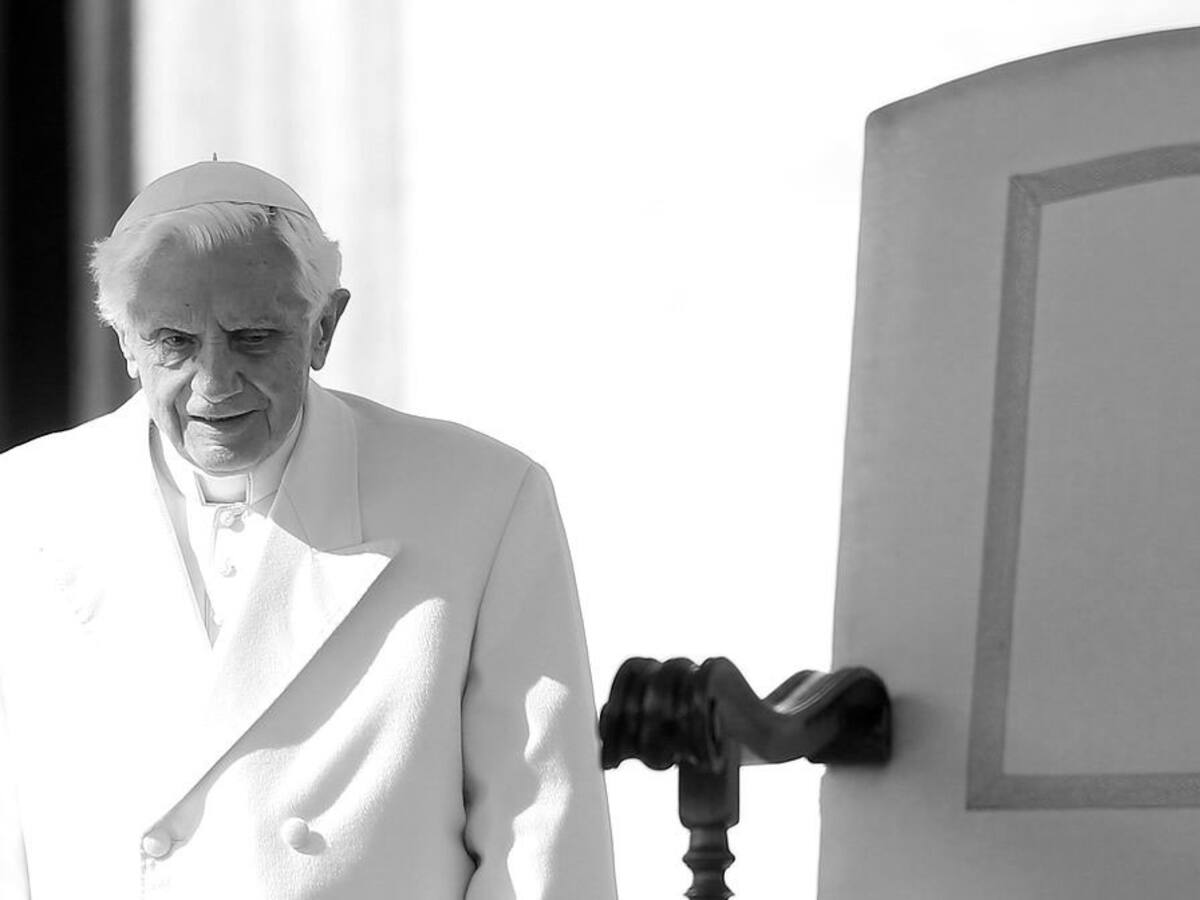 Benedicto XVI: primeras fotos tras su muerte lo muestran con manto pontificio