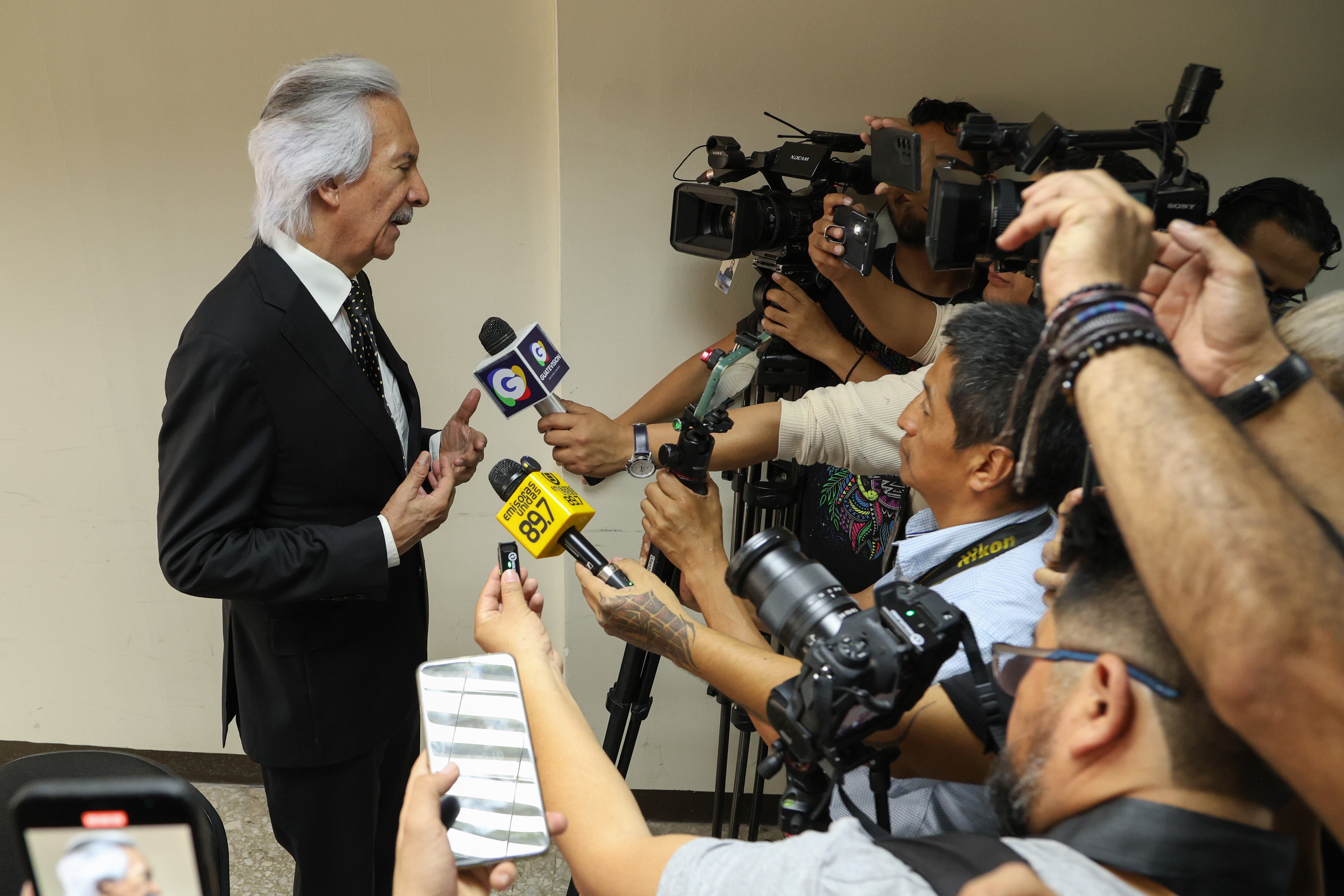 José Rubén Zamora habla con los medios de comunicación. FOTO: EFE/ Mariano Macz.