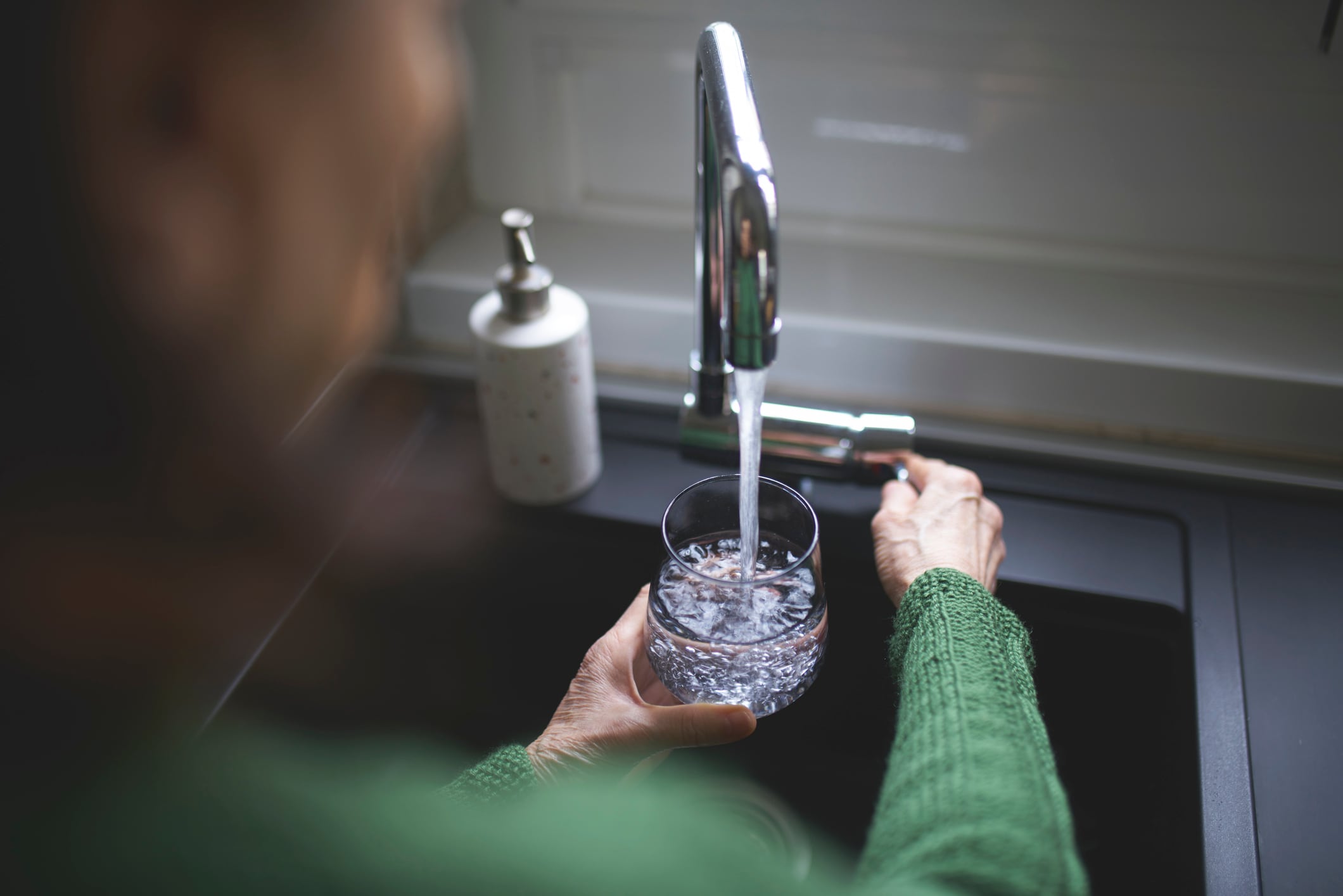 Imagen de referencia de persona con vaso de agua. Foto: Getty Images.